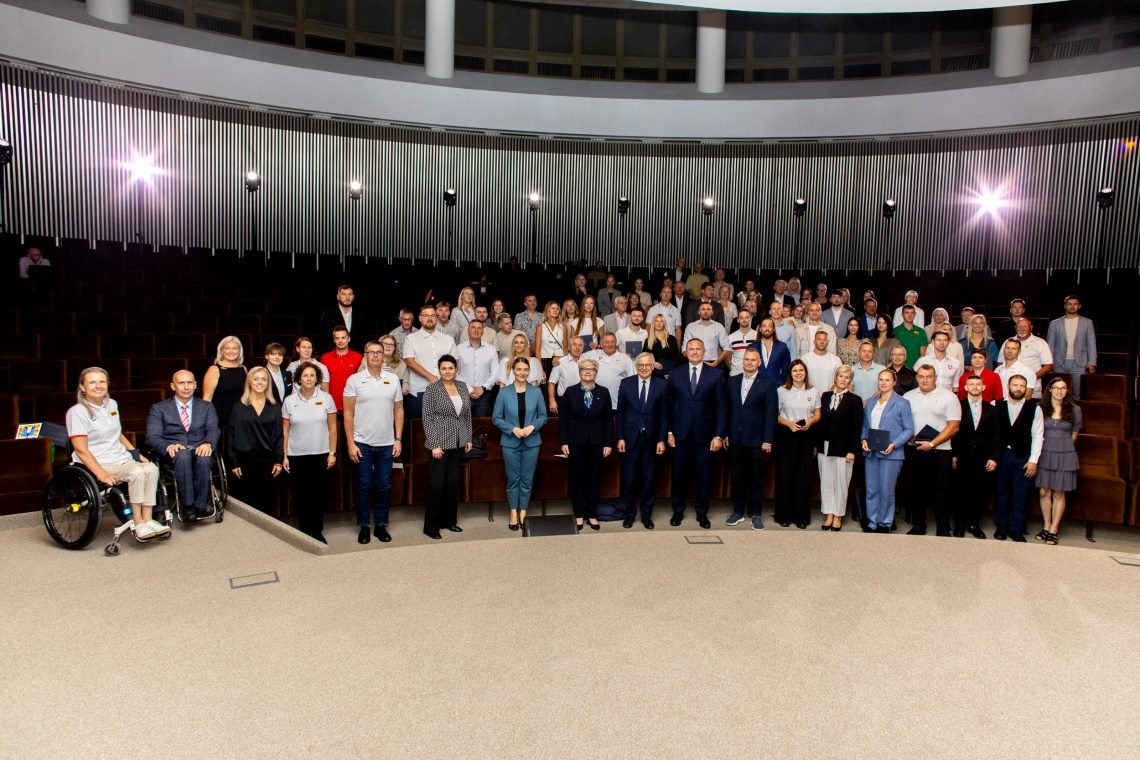 vyriausybeje-pagerbti-lietuvai-paryziaus-olimpinese-ir-paralimpinese-zaidynese-atstovave-sportininkai-ir-ju-treneriai