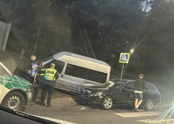 kaune-per-avarija-automobiliai-atsidure-ant-perejos,-kliude-laiptus-bei-aplamde-tureklus