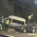 kaune-per-avarija-automobiliai-atsidure-ant-perejos,-kliude-laiptus-bei-aplamde-tureklus