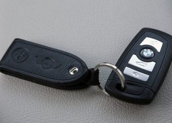 klaipedietis-apgaviko-iesko-su-policija:-paprase-bmw-rakteliu-ir-dingo-su-automobiliu