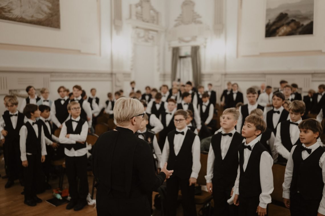 premjere-pasveikino-jubiliejines-sukaktis-paminejusia-„azuoliuko“-choro-ir-muzikos-mokyklos-bendruomene