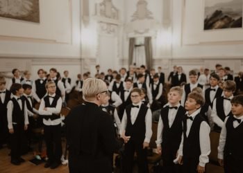 premjere-pasveikino-jubiliejines-sukaktis-paminejusia-„azuoliuko“-choro-ir-muzikos-mokyklos-bendruomene