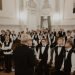 premjere-pasveikino-jubiliejines-sukaktis-paminejusia-„azuoliuko“-choro-ir-muzikos-mokyklos-bendruomene