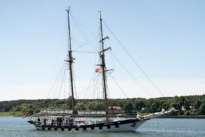 „Brabander“ pakėlė bures: Klaipėdos universiteto įgula išplaukė į tarptautinę regatą