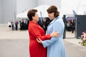 Aplinkai draugiško laivo ,,Rasa“ krikštamotėmis tapo Lietuvos pirmoji ponia Diana Nausėdienė ir Estijos pirmoji ponia Sirje Karis. Lietuvos Respublikos Prezidento kanceliarijos nuotraukos/ Eitvydas Kinaitis