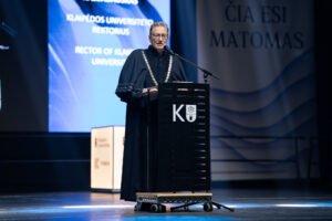 Klaipėdos universiteto (KU) rektorius prof. dr. Artūras Razbadauskas teigė, kad „Universitetas ir yra vieta, kurioje žmogus ieško savo kelio į profesiją, savarankiškumą ir atsakomybę