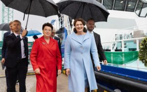 Aplinkai draugiško laivo ,,Rasa“ krikštamotėmis tapo Lietuvos pirmoji ponia Diana Nausėdienė ir Estijos pirmoji ponia Sirje Karis. Lietuvos Respublikos Prezidento kanceliarijos nuotraukos/ Eitvydas Kinaitis