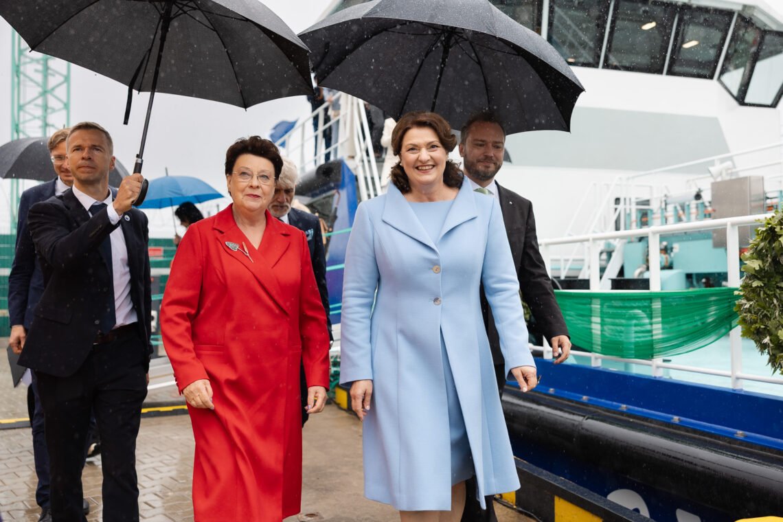 Aplinkai draugiško laivo ,,Rasa“ krikštamotėmis tapo Lietuvos pirmoji ponia Diana Nausėdienė ir Estijos pirmoji ponia Sirje Karis. Lietuvos Respublikos Prezidento kanceliarijos nuotraukos/ Eitvydas Kinaitis