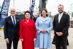 Aplinkai draugiško laivo ,,Rasa“ krikštamotėmis tapo Lietuvos pirmoji ponia Diana Nausėdienė ir Estijos pirmoji ponia Sirje Karis. 