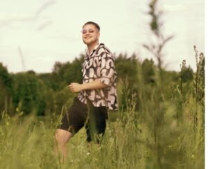 Tauras pristato vasarišką dainą „Iki kelių baloj“:nostalgiškame klipe atsigręžia į lietuvišką kaimą