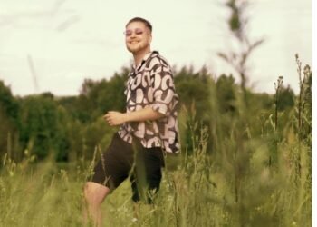 Tauras pristato vasarišką dainą „Iki kelių baloj“: nostalgiškame klipe atsigręžia į lietuvišką kaimą