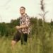 Tauras pristato vasarišką dainą „Iki kelių baloj“: nostalgiškame klipe atsigręžia į lietuvišką kaimą