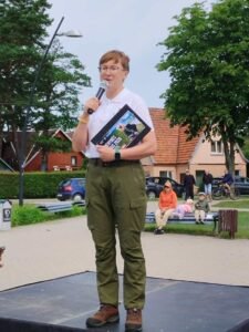Visus besiregistruojančius žygeivius prie starto vietos pasitiko ir kalbino Valstybinių miškų urėdijos Miško auginimo specialistė Gražina Banienė