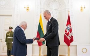 Prezidentas Valstybės dienos proga įteikia valstybės apdovanojimus. Roberto Dačakus nuotr.