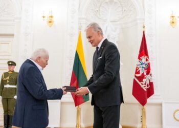 Prezidentas Valstybės dienos proga įteikia valstybės apdovanojimus. Roberto Dačakus nuotr.