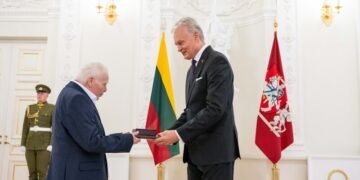 Prezidentas Valstybės dienos proga įteikia valstybės apdovanojimus. Roberto Dačakus nuotr.