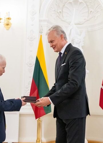 Prezidentas Valstybės dienos proga įteikia valstybės apdovanojimus. Roberto Dačakus nuotr.