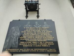 Ant bažnyčios sienos pritvirtinta atminimo lenta primena ypatingą įvykį. 1977 m. gegužės 22 d. tuometinis Krokuvos arkivyskupas kardinolas Karolis Wojtyła, vėliau tapęs popiežiumi Jonu Pauliumi II
