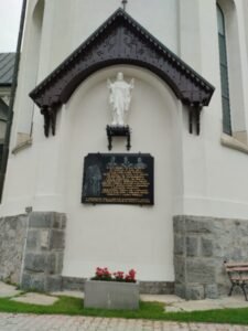 Ant bažnyčios sienos pritvirtinta atminimo lenta primena ypatingą įvykį. 1977 m. gegužės 22 d. tuometinis Krokuvos arkivyskupas kardinolas Karolis Wojtyła, vėliau tapęs popiežiumi Jonu Pauliumi II