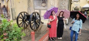 KU studenčių praktika Indijoje. . Auksė Marauskaitė ir Fausta Balčiūnaitė liepos mėnesį dvi savaites atliko trumpalaikę praktiką pagal „Erasmus+“ programą Banasthali Vidyapith universitete Radžastano valstijoje, maždaug už 70 kilometrų nuo Džaipuro