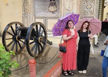 KU studenčių praktika Indijoje. . Auksė Marauskaitė ir Fausta Balčiūnaitė liepos mėnesį dvi savaites atliko trumpalaikę praktiką pagal „Erasmus+“ programą Banasthali Vidyapith universitete Radžastano valstijoje, maždaug už 70 kilometrų nuo Džaipuro