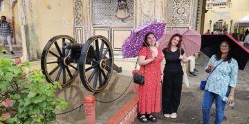 KU studenčių praktika Indijoje. . Auksė Marauskaitė ir Fausta Balčiūnaitė liepos mėnesį dvi savaites atliko trumpalaikę praktiką pagal „Erasmus+“ programą Banasthali Vidyapith universitete Radžastano valstijoje, maždaug už 70 kilometrų nuo Džaipuro