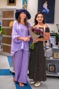 Menininkės kūrybą parodos atidaryme pristatė dailininkės teta, rašytoja Jolita Herlyn (kairėje).