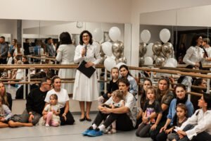 Anot mokyklos steigėjos Alinos Velykienės, visa įstaigos infrastruktūra pritaikyta pagal aukščiausius baleto ir šokio ugdymui keliamus standartus .