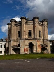 Senasis Modlino tvirtovės vandens bokštas. Neogotikinis 1847 m. pastatas iš pirmo žvilgsnio gali būti palaikytas nedidele pilimi: jo fasadą puošia aukšti bokšteliai su dantytomis viršūnėmis.