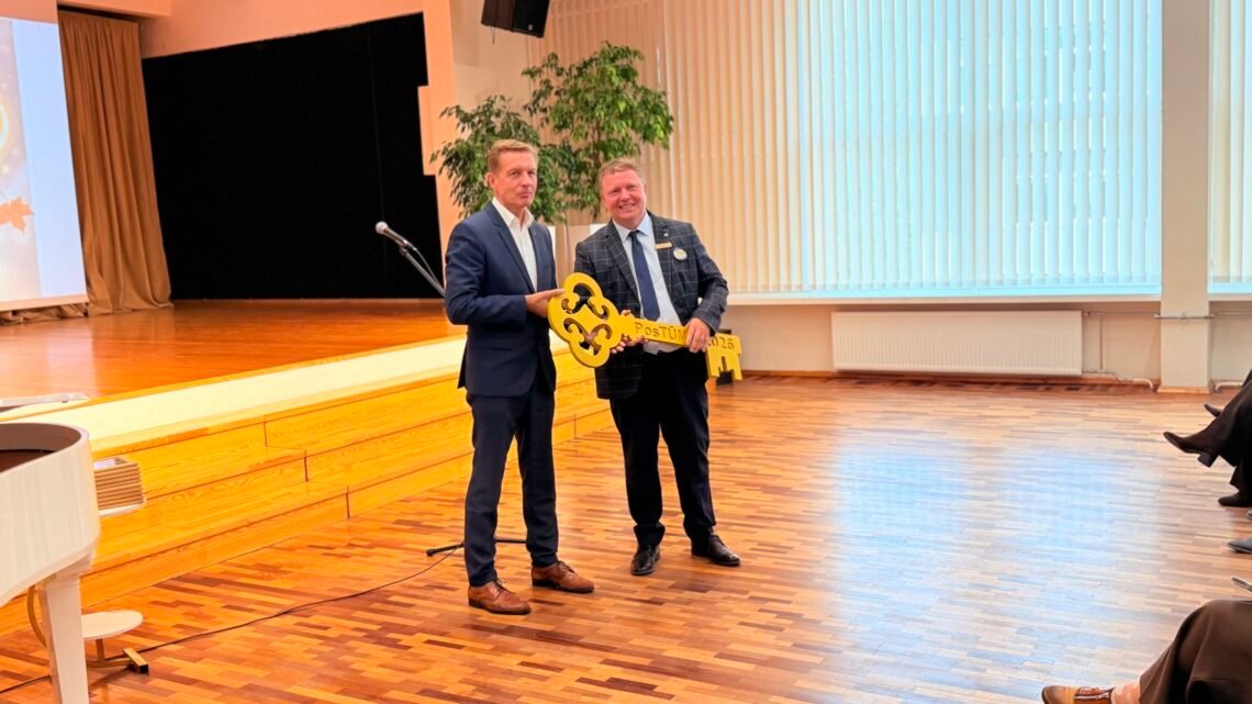 Renginyje dalyvavęs Klaipėdos miesto meras Arvydas Vaitkus progimnazijos direktoriui Arūnui Matuzui įteikė simbolinį „PosTŪMio 2026“ raktą.
