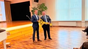Renginyje dalyvavęs Klaipėdos miesto meras Arvydas Vaitkus progimnazijos direktoriui Arūnui Matuzui įteikė simbolinį „PosTŪMio 2026“ raktą.