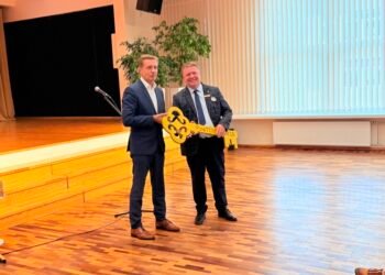 Renginyje dalyvavęs Klaipėdos miesto meras Arvydas Vaitkus progimnazijos direktoriui Arūnui Matuzui įteikė simbolinį „PosTŪMio 2026“ raktą.