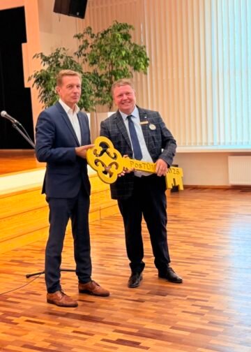 Renginyje dalyvavęs Klaipėdos miesto meras Arvydas Vaitkus progimnazijos direktoriui Arūnui Matuzui įteikė simbolinį „PosTŪMio 2026“ raktą.