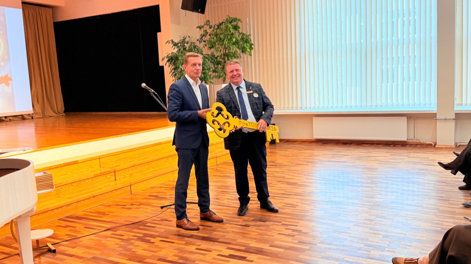 Renginyje dalyvavęs Klaipėdos miesto meras Arvydas Vaitkus progimnazijos direktoriui Arūnui Matuzui įteikė simbolinį „PosTŪMio 2026“ raktą. 