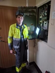 Vilniaus kolegijos elektros ir automatikos inžinerijos studentas Daniel Bachmetjev prisipažįsta, kad tik pradėjęs studijuoti ir išbandęs darbą energetikos sektoriuje suprato, kokia įvairiapusė yra ši sritis.